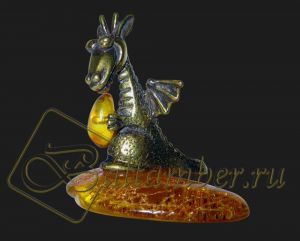 Статуэтка «Китайский дракон с подарком» на янтаре 