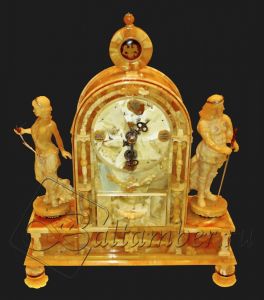 Сувенирные настольные часы из янтаря