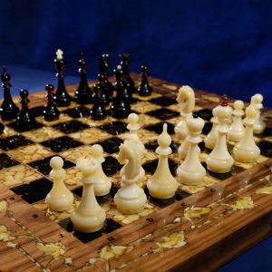 Шахматы из дерева и янтаря "Готика"