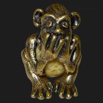 Янтарный сувенир обезьянка "Не скажу"