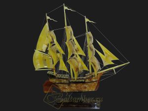 Сувенир парусный корабль из янтаря