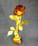 Янтарная роза в вазе