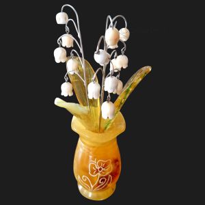 Сувенир из янтаря вазочка с ландышами