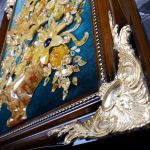 Декоративное янтарное панно на бархате