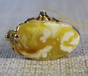Кольцо из янтаря и золота