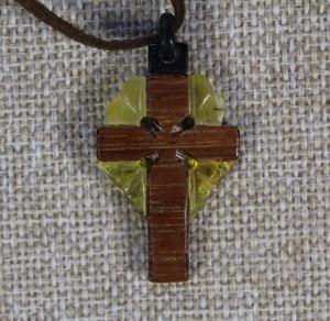 Крест нательный деревянный с янтарем