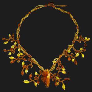 Янтарное ожерелье "Ягодки с кулоном"