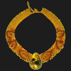 Ожерелье из янтаря "Шестилистик" с кабашоном