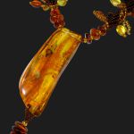 Янтарное ожерелье "Чертов пальчик"