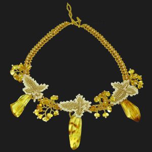 Ожерелье из янтаря и бисера "Смородина" белое