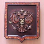 Герб Российской Федерации из дерева и янтаря