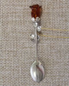 Серебряная ложечка с янтарной розой