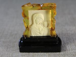 Сувенир икона из янтаря Казанская