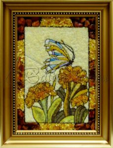Картина из янтаря "Бабочка на цветке"
