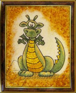 Картина из янтаря «Веселый дракончик»