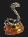 Фигурка змея кобра на янтаре