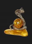 Статуэтка змея кобра с шаром на янтаре
