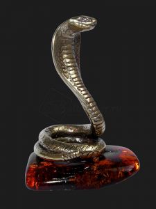Статуэтка змея кобра большая на янтаре