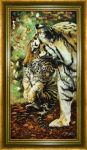 Янтарная картина «Тигрица с тигренком в зубах»