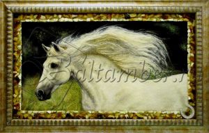 Картина из янтаря "Лошадь белая с подковой"