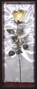 Янтарная роза с серебряным стеблем в подарочной упаковке