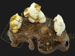 Сувенир из янтаря,  дерева и золота «Три медведя»